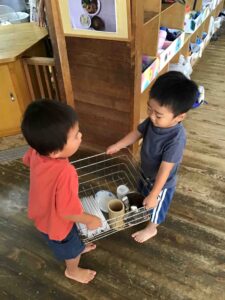 ごはんの支度も仲間と一緒♪