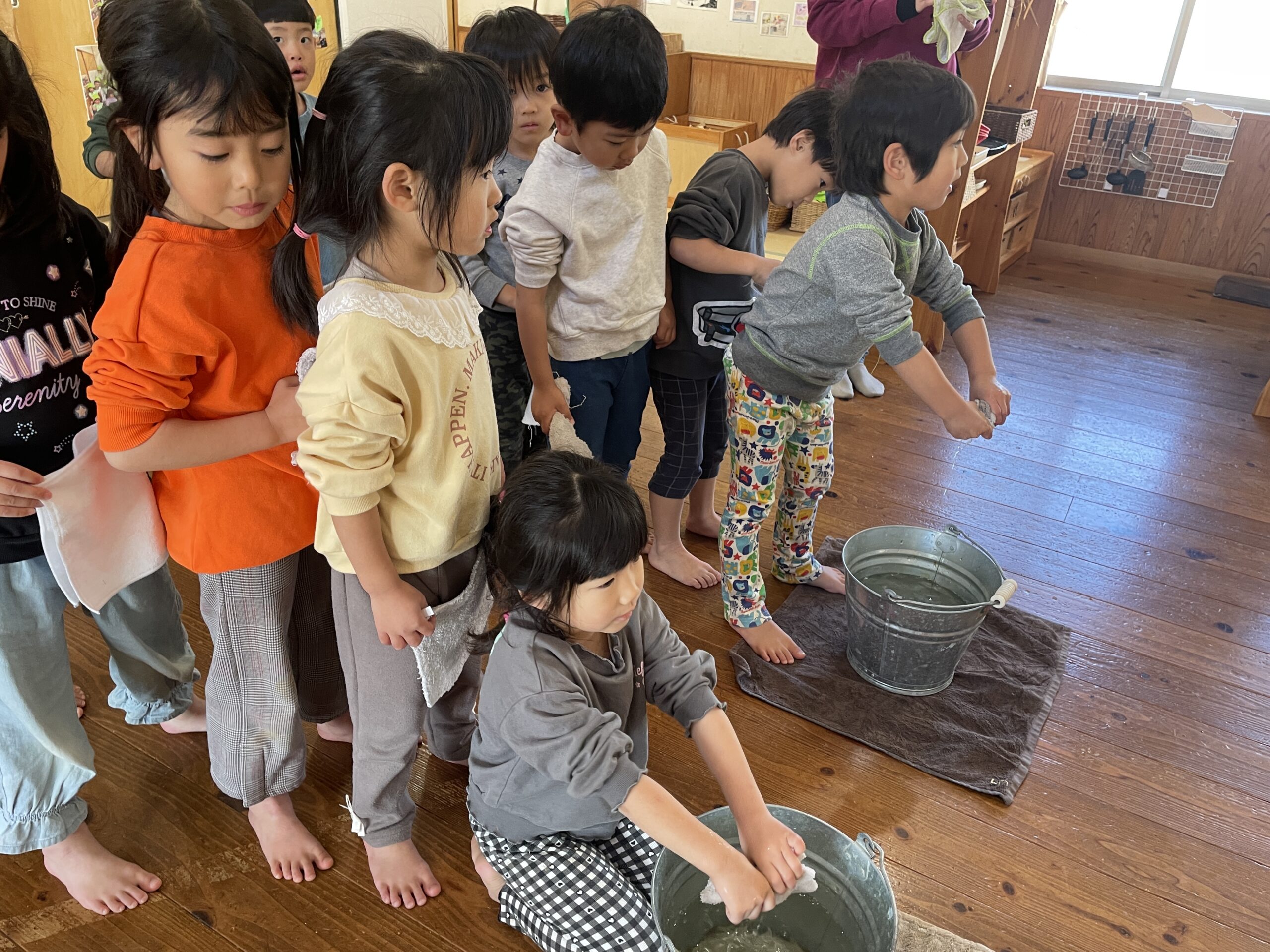 4歳ほし組　保育室の大掃除